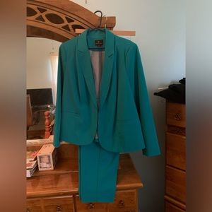 Worthington Women’s 1X- 2 piece suite in teal.